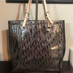 Michaels Kors beautiful metallic handbag. Like new